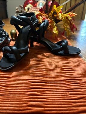 woman Vionic kitten heels black